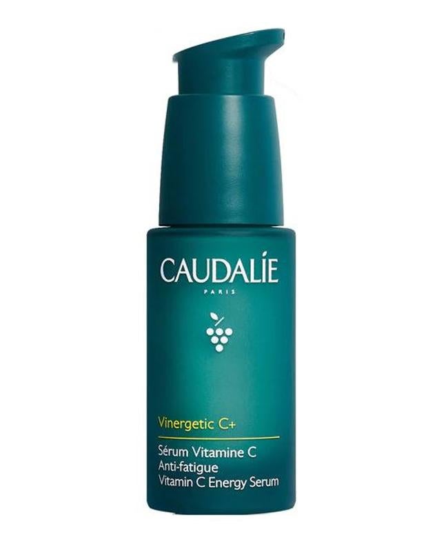 El sérum antifatifa Vinergetic C+ de Caudalie es uno de los más apreciados por las francesas para conseguir su cutis fresco, bonito, juvenil y luminoso, para prescindir del maquillaje. Tiene una gran carga antioxidante gracias a las vitaminas C, E, pícea, polifenoles y extracto de uva, que unifica el tono, suaviza la piel, devela una tez radiante, aclara las mancha y ayuda a reducir las líneas de expresión y arrugas- Se ayuda de la mezcla super hidratante de ácido hialurónico y escualeno. Cómpralo aquí