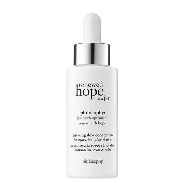 Renewed Hope in a Jar de Philosophy es un sérum formulado con un potente complejo activador del resplandor y un concentrado acuoso que suaviza la piel, para obtener un cutis de porcelana, joven y revitalizado. Cuenta con varios tipos de vitamina C, resveratrol, vitamina E; péptidos antiedad, ale vera y ácido hialurónico, que actúan de forma sinérgica hidratando, rellenando, aliando, iluminando, descongestionan y unificando el rostro. Cómpralo aquí