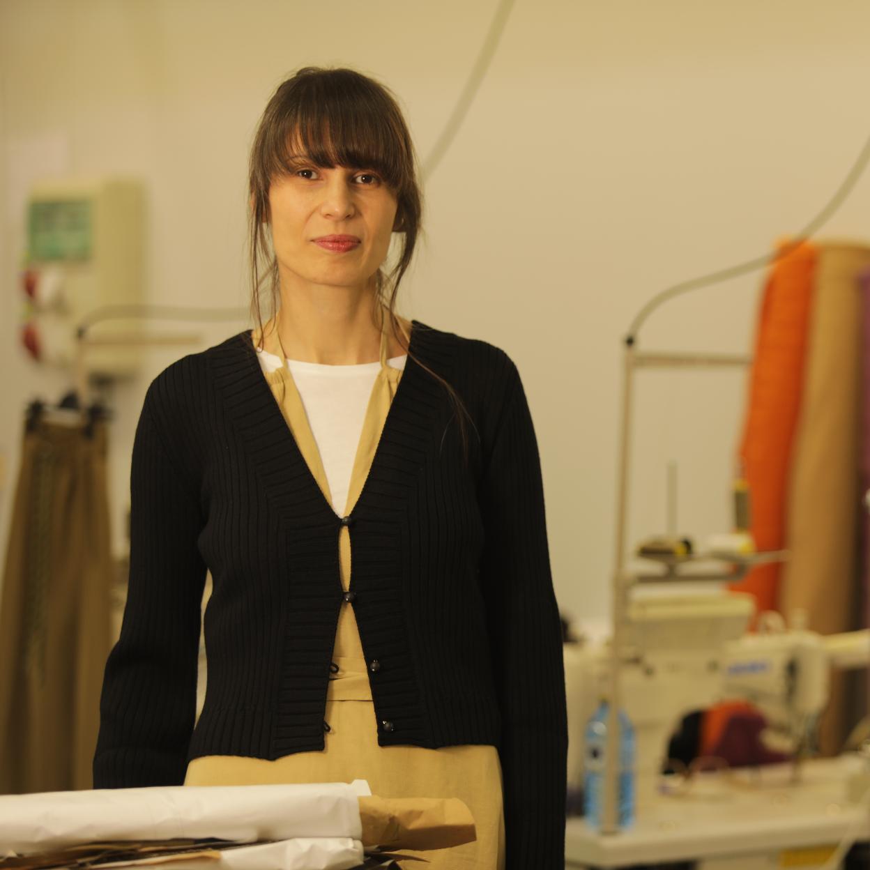 La diseñadora, en su taller en A Coruña, donde fabrica las colecciones.