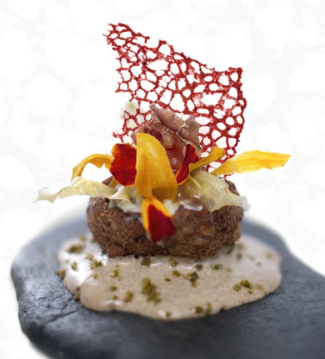 Con barra y restaurante frente a un patio de flores en el Casco Viejo, Gorka Aguinaga deleita con sus imaginativos pintxos ganadores de numerosos premios. No dejes de probar el Setera, con perretxicos, migas de pastor, musgo de borraja y albahaca; el Irati, con berzas, puerros, espuma de rebozuelos y fusión de abeto; o su croqueta gamberra de puerro y gambas. (iurunazarra.com). Arriba, Pataconcon, uno de los pintxos premiados de Iruñazarra.