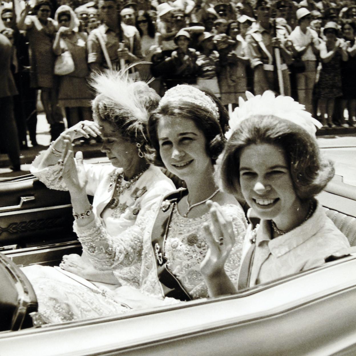 Pincha en la foto para ver 12 looks espectaculares que demuestran que la reina Sofía siempre ha sido un icono de estilo (además de una mujer guapísima). 