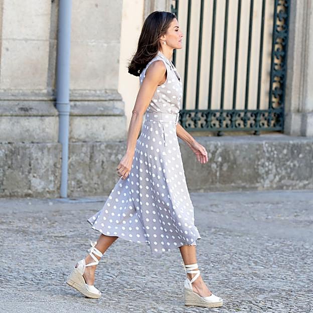 Letizia combinó el vestido de lunares con unas alpargatas de cuña.
