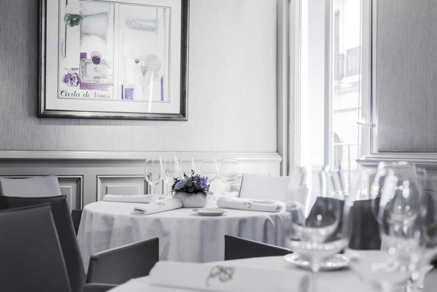 Junto a la Plaza del Castillo, en el nº 11 de Espoz y Mina, los hermanos Idoate apuestan por una cocina tradicional actualizada, con producto navarro de alta calidad y el reconocimiento, desde 1993, de una estrella Michelin. Ajoarriero con bogavante, menestra de verduras de temporada con sofrito de jamón ibérico, alcachofas confitadas con cigalitas y torrija de brioche con helado son algunas de las propuestas de la chef Pilar Idoate. (hreuropa.com).