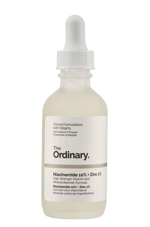 El Suero facial de Niacinamida 10% + Zinc 1% de The Ordinary también contiene vitamina B3.  Cómpralo aquí