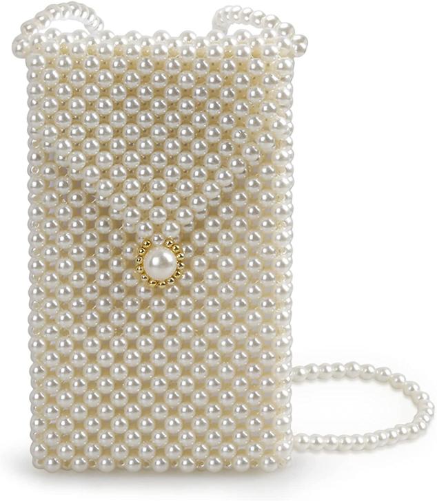 Sus perlas blancas de gran tamaño crean un aire XL que hace que el bolso sea el distintivo de tu look. Precio: 23,99 €.