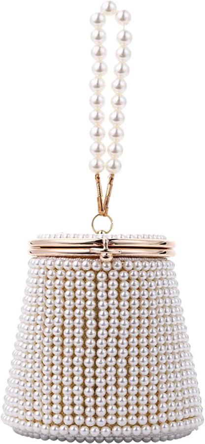 En su formato mochila, lo podrás llevar tanto colgado al hombro como en mano. Cierre de hebilla dura. De perlas blancas con líneas marcadas y colgante también del mismo material. Precio: 45,99 €.