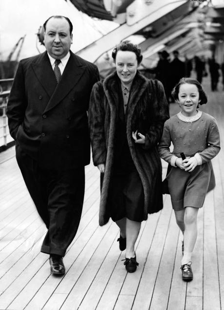 Imagen - El matrimonio junto a su hija, Pat, a bordo del Queen Mary, en el puerto de Southhampton con rumbo a EE.UU., en 1939