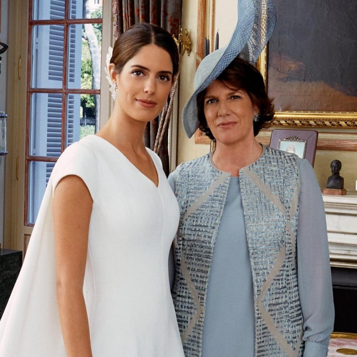 Sofía Palazuelo posa junto a su madre, Sofía Barroso, el día de su boda
