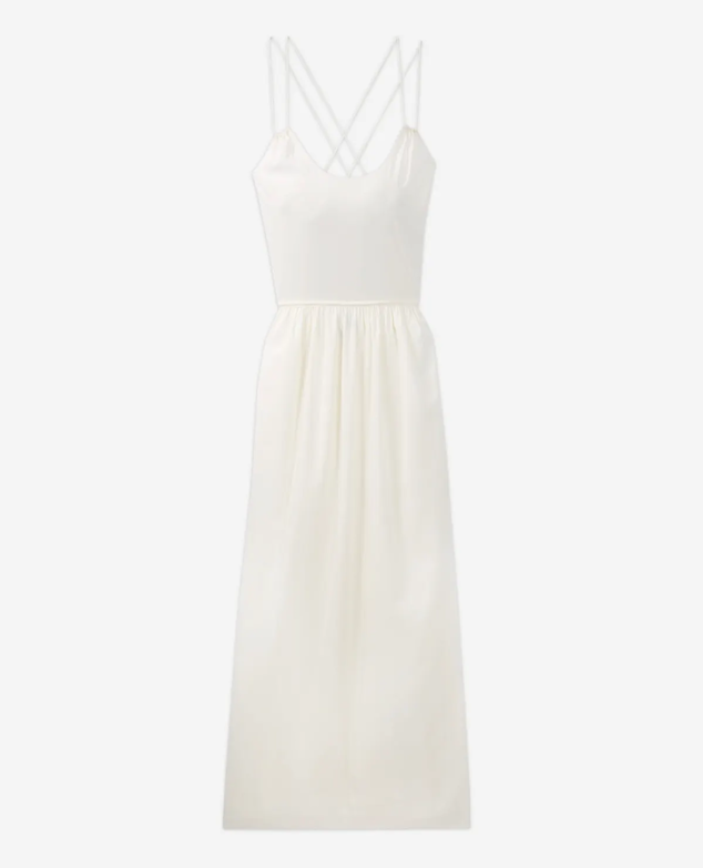 En blanco crudo largo ideal para verano. Su espalda descubierta por tirantes y su escote redondeado son todo lo que necesitas en tu armario. Es de Kooples. Precio: 147 €. 
