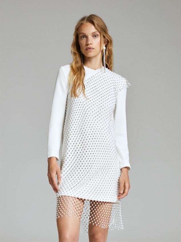Vestido blanco strass asimétrico. Diseñado para adaptarse a todo tipo de siluetas. Es de Parfois. Precio: 59,99 €. 