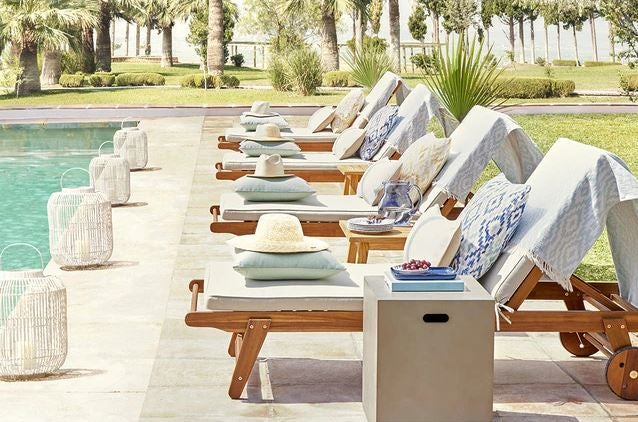 Eso sí, si tenemos claro cuáles son las piezas que transforman cualquier estancia por muy poco dinero, los textiles son los reyes. Estos cojines con estampado étnico en azul o amarillo, que funcionan igual de bien en interior o exterior, están rebajados en El Corte Inglés a 12.95 euros. Cómpralo aquí