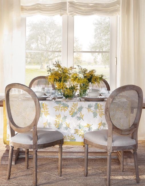 Y cambiando de tendencia, el cottagecore viene pisando fuerte con su inspiración campestre y su estética romántica. Los detalles, una vez más, marcan la diferencia, y esta vez se sientan en la mesa con manteles tan ideales como este con estampado de mimosas en tonos amarillos. Está rebajado a mitad de precio en El Corte Inglés y cuesta 19.95 euros. Cómpralo aquí