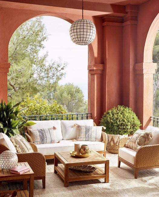 Los espacios exteriores son los protagonistas de la decoración estival, por eso lo primero que hemos buscado en las rebajas de El Corte Inglés han sido muebles para la terraza y el jardín. ¿Nuestro descubrimiento favorito? Este conjunto en mimbre y teca de estilo cottagecore disponible desde 339 euros. Cómpralo aquí