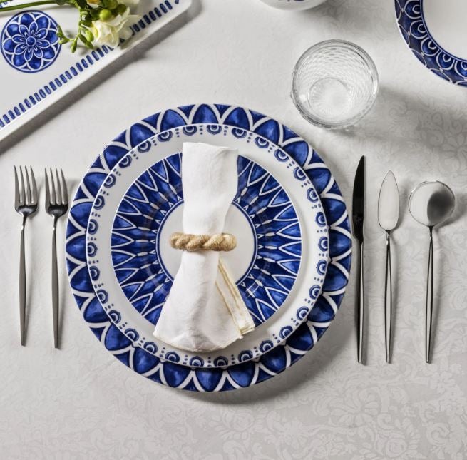 Y para terminar, renovamos nuestro fondo de alacena con una increíble vajilla de loza con estampados en tonos azules, perfecto para una mesa de inspiración mediterránea. Es de 20 piezas y, completa, está rebajada a 145 euros en El Corte Inglés. Cómpralo aquí