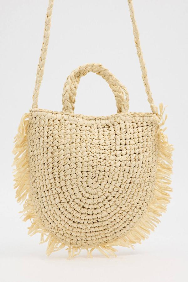 Bolso capazo efecto natural con detalles desflecados y doble asa, de Springfield. Ahora lo puedes encontrar por 12,99 euros. Cómpralo aquí