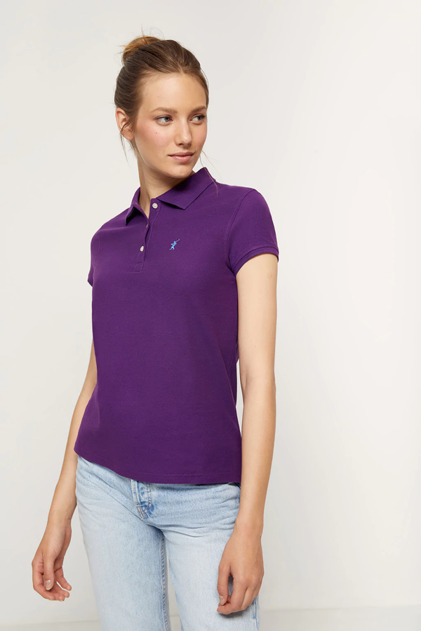 Polo de manga corta púrpura con logo bordado en el pecho izquierdo. Confeccionado en algodón, tiene bolsillo en la parte frontal y cierre frontal con tapeta de tres botones. Es de Polo Club. Precio rebajado: 24,99 €.