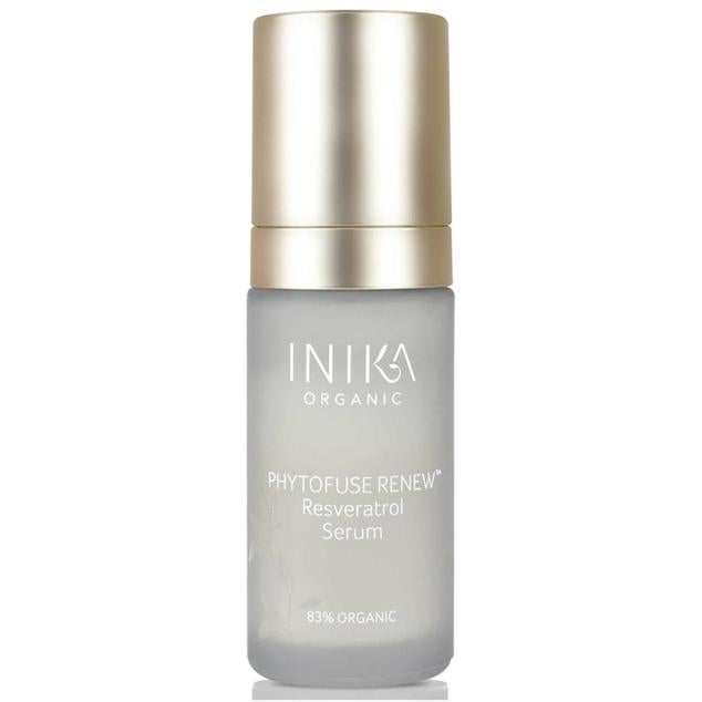 El Phytofuse Renew Resveratrol Serum de Inika nutre, protege y perfecciona la piel gracia a una fórmula concentrada con 14 aceites botánicos ricos en vitamina A, C, D y E. Mejora la firmeza y elasticidad, unifica el tono, ilumina, proporciona hidratación y crea un escudo contra los radicales libres y rayos UV, manteniendo el rostro saludable y mejorando su aspecto para que parezc más joven y vital. Cómpralo aquí