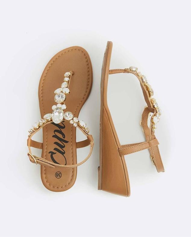 Cuplé nos trae estas sandalias de color marrón con adornos de piedras colocados en dos tiras en forma de T.  Cómpralo aquí