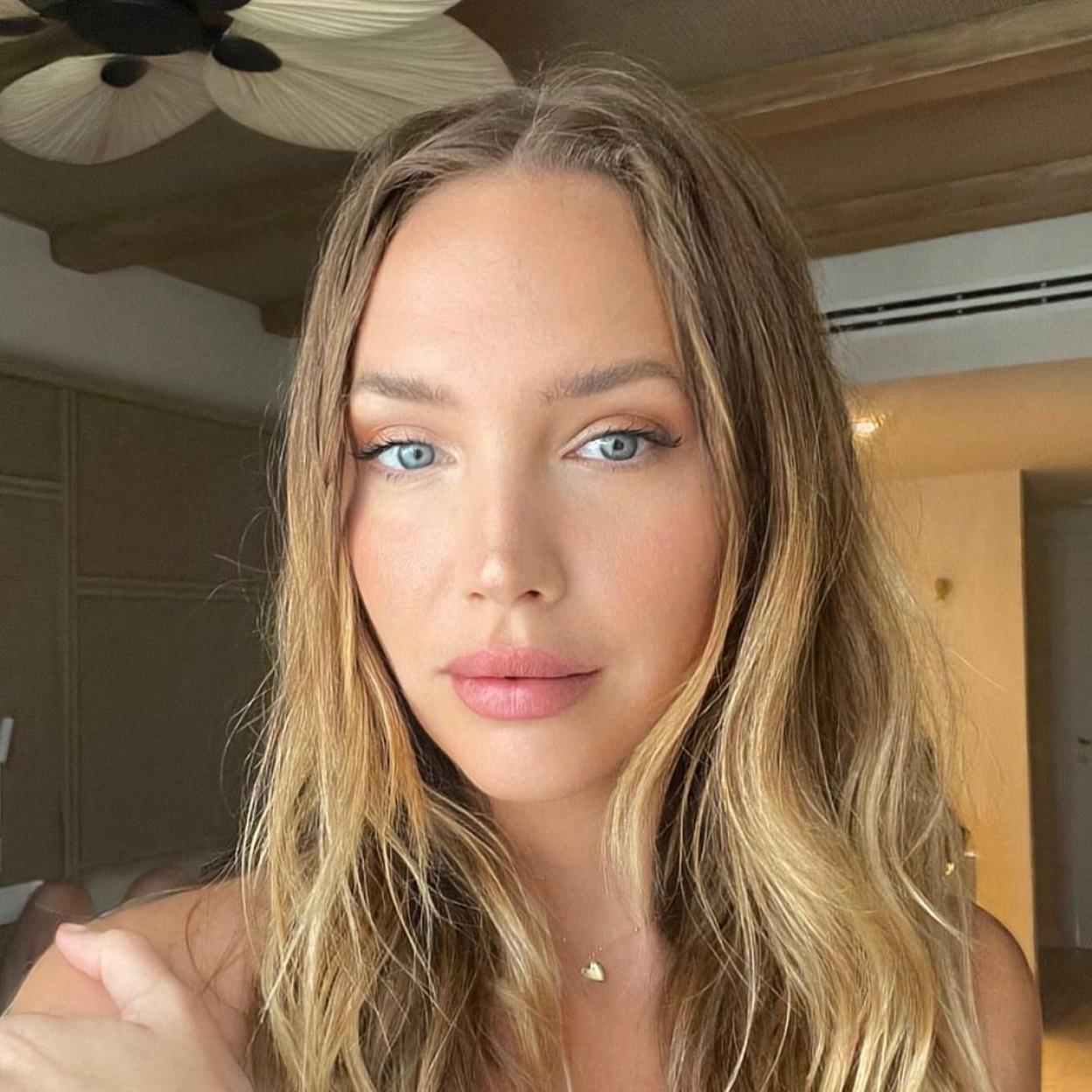 El truco viral de TikTok que consigue que tu base de maquillaje sea más luminosa, hidratante y dure más