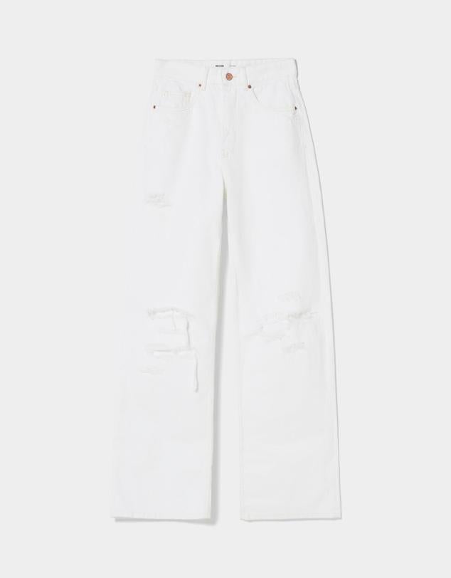Jeans campana blancos de pernera ancha. Rotos decorativos en zona de rodilla. Es de Bershka. Precio: 25,99 €. 