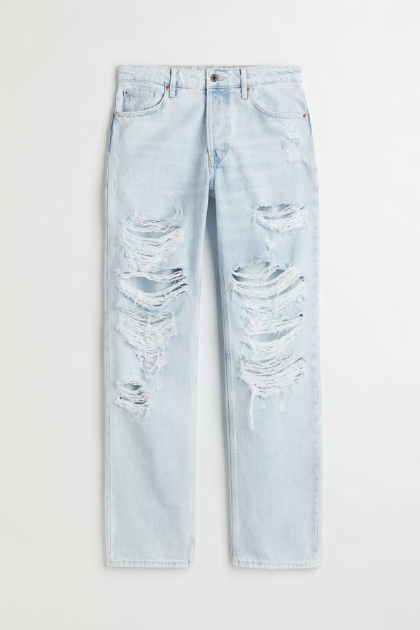 Vaquero de cinco bolsillos en denim de algodón lavado. Diseño de talle alto y corte relajado con cierre de botón y perneras rectas con agujeros desgastados. Es de H&M. Precio: 29,99 €. 
