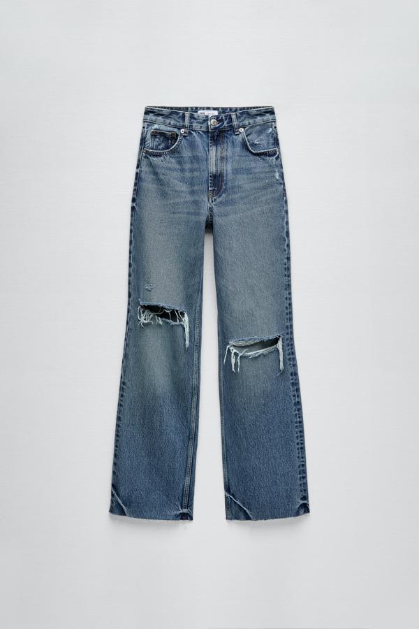 Jeans de tejido rígido de tiro alto con corte estándar. Es de Zara. Precio rebajado: 17,99 €.