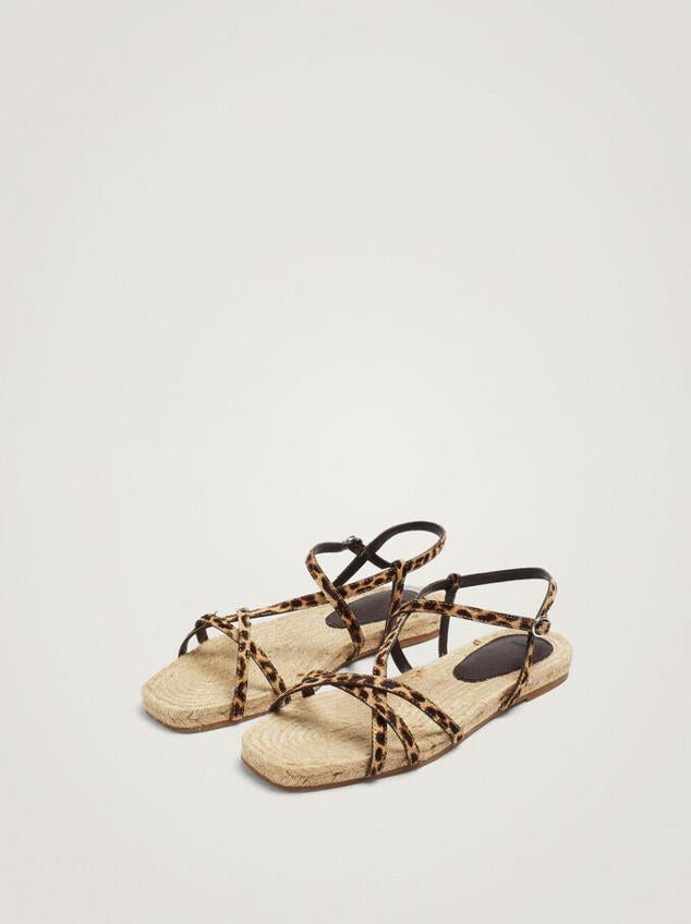 Si hay un estampado que no podía faltar en esta selección de complementos ese es el de leopardo. Combinado con la suela de rafia tenemos antes nosotras las sandalias más bonitas de la temporada. Sandalias planas de Parfois (29,99 euros)