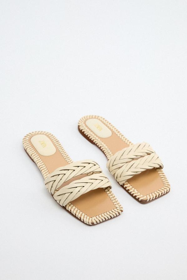Y es tiempo de colores luminosos que favorecen cuando la piel está bronceada. Sandalias planas con doble tira trenzada de Zara (39,99 euros)