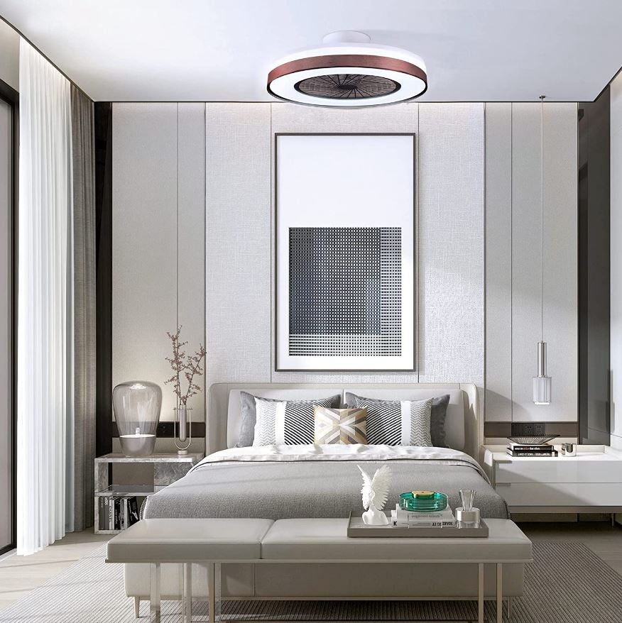 El ventilador con aspas integradas LED Yoli (134 euros en Amazon) incluye iluminación led y cinco aspas transparentes ocultas en su moderno diseño. Además de un bajo consumo energético, es muy silencioso, tiene modo invierno/verano e incluye mando a distancia para regular la intensidad, seleccionar el color de la luz y un temporizador para programar diferentes horas de apagado. Cómpralo aquí