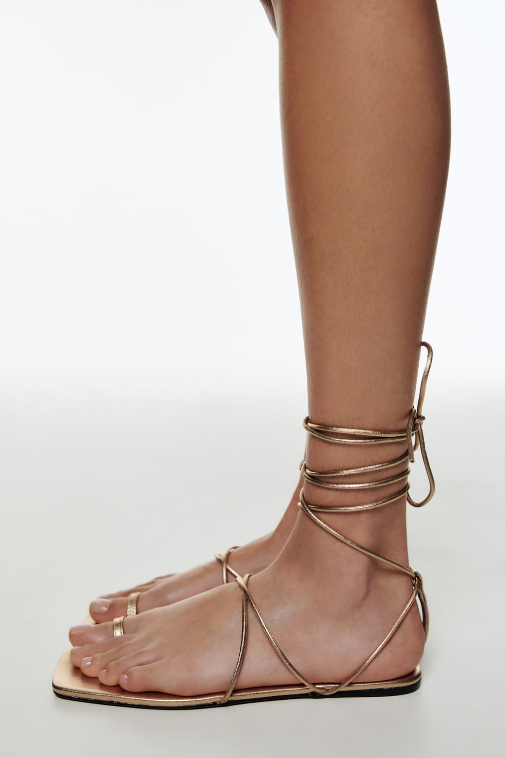 Y si lo que buscas es la máxima comidad para tu día a día, estas sandalias serán tus mejores aliadas estas vacaciones de verano. Sandalias doradas de Zara (49,99 euros)