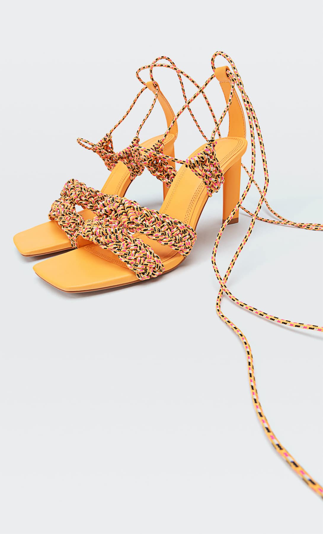 Uno de los diseños más originales de la nueva temporada. Confeccionadas en crochet y con un tacón alto pero no demasiado exagerado. Sandalias de tiras de Stradivarius (39,99 euros)