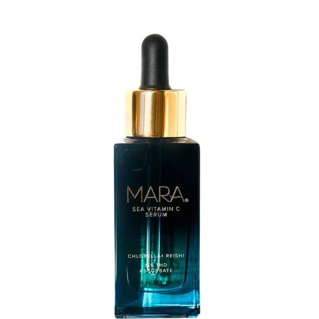 El Sea Vitamin C Serum de Mara es una fórmula potente con un 15% de vitamina C y una mezcla de 14 extractos de frutas, planas e ingredientes marinos para un tez luminosa y más joven. Unifica el tono, corrige manchas, atenúa arrugas, reafirma, rellena, suaviza y protege. Destacan las algas, el hongo reishi equilibrante e hidratante, los aceites de moringa y escualeno.