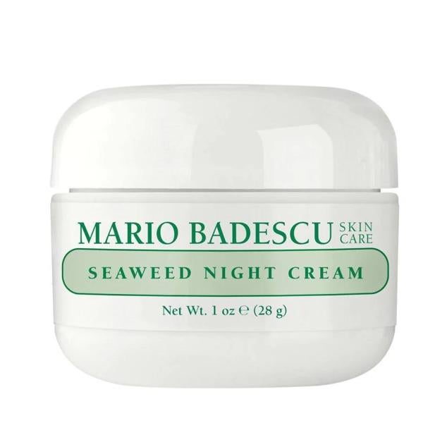 La Seaweed Night cream de Mario Badescu se trata de una crema de noche ultra hidratante, nutritiva y acondicionadora que mejora los signos de la edad y la vitalidad de la piel, para despertar con un cutis rejuvenecido. Está formulada con extractos de algas, ácido hialurónico, colágeno, elastina hidrolizada y urea, que trabajan en conjunto para redensificar, estirar, suavizar y atenuar arrugas, mientras desvela una tez radiante. Cómpralo aquí
