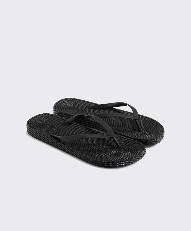 En Oysho hemos encontrado estas chanclas de color negro con un acabado en brillo y una suela con textura.