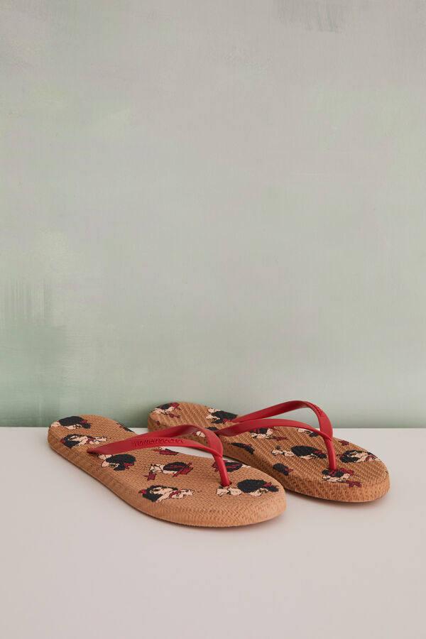 Women’Secret nos trae este modelo con dibujos de Mafalda en la suela y unas tiras en color rojo.