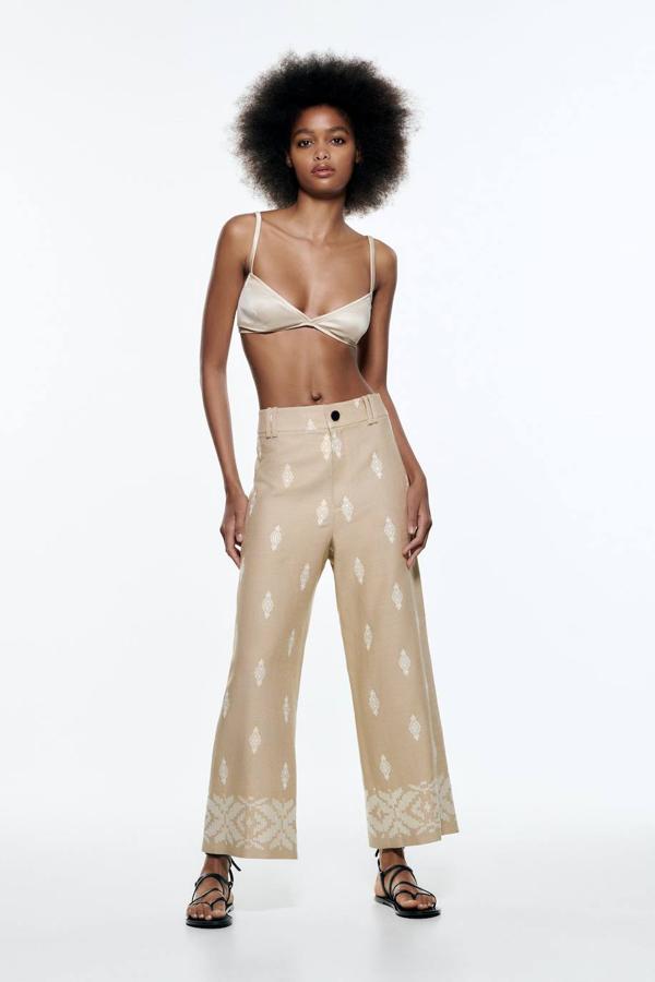 Pantalón culotte en tejido mezcla de lino con tiro alto y detalles bordados a contraste, en tono beige, de Zara. Encuéntralos en rebajas a 25,99 euros.
