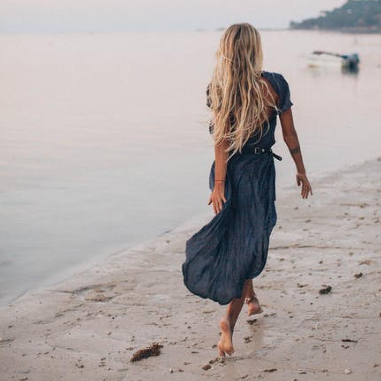 Caminar por la playa es un ejercicio maravilloso.