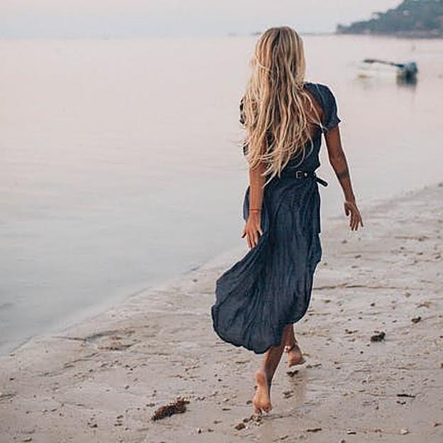 Caminar por la playa solo tiene beneficios a partir de los 50 años: quema calorías, ayuda a perder peso y tonifica los músculos