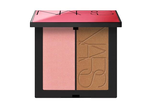 El Summer Unrated Blush/Bronzer Duo de Nars combina un bronceador y un colorete para realzar las mejillas.  Cómpralo aquí
