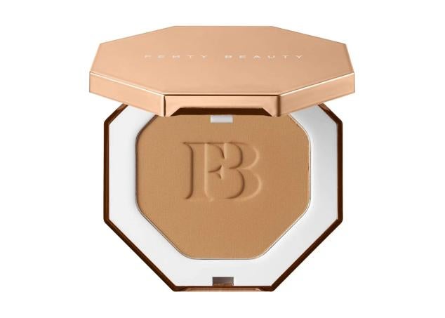 El Sun Stalk’r Instant Warmth Bronzer de Fenty Beauty está disponible en ocho tonos que resaltan el color natural de la piel.  Cómpralo aquí