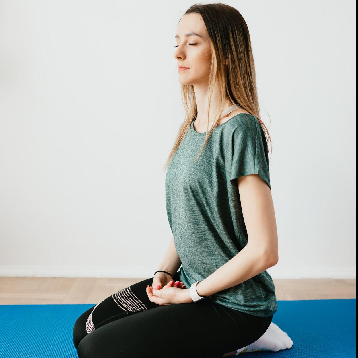 Seis posturas de yoga que aceleran tu metabolismo a partir de los 50 años: del puente a la respiración de fuego