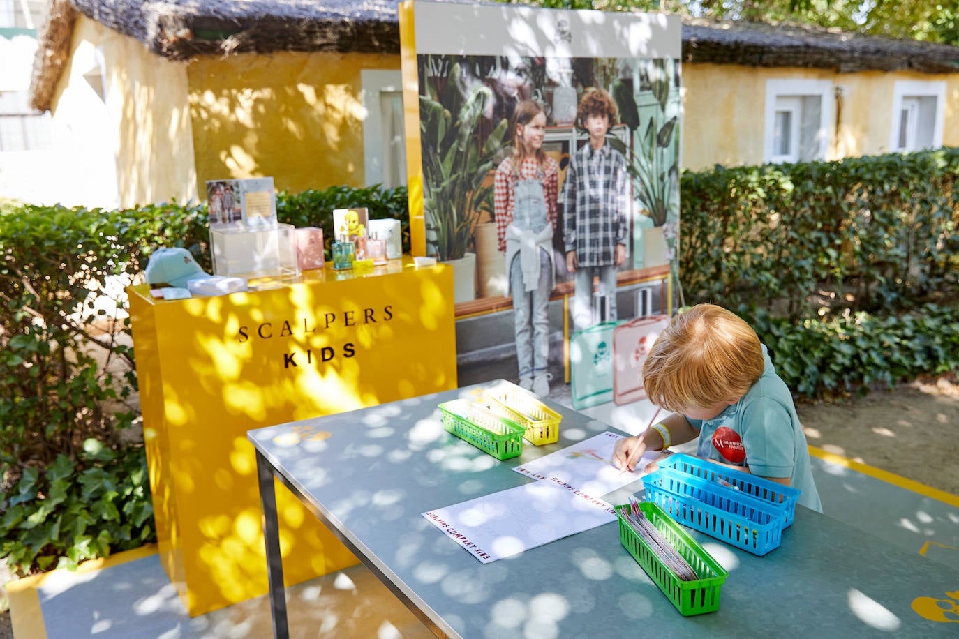 Nada mejor para proteger a los pequeños del sol que una gorra y eso es precisamente lo que se llevaron todos y cada uno de los niños que expresaron su creatividad con dibujos en el stand de Scalpers. Los padres también pudieron probar los perfumes para niño y niña, e incluso llevarse unas muestras gratuitas.