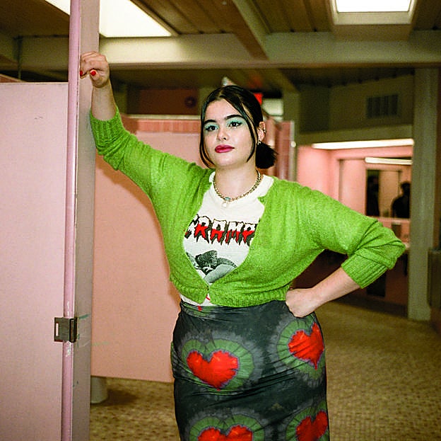 Imagen principal - La actriz Barbie Ferreira, en la serie Euphoria (HBO Max); la modelo Yumi Nu, portada de publicaciones como Sports Illustrated e imagen del desfile de la colección primaveraverano 2022 de Gucci.