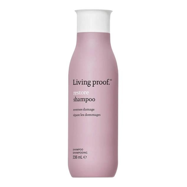 El Restore Shampoo de Living Proof fortalece el cabello, haciéndolo más resistente a la rotura.  Cómpralo aquí