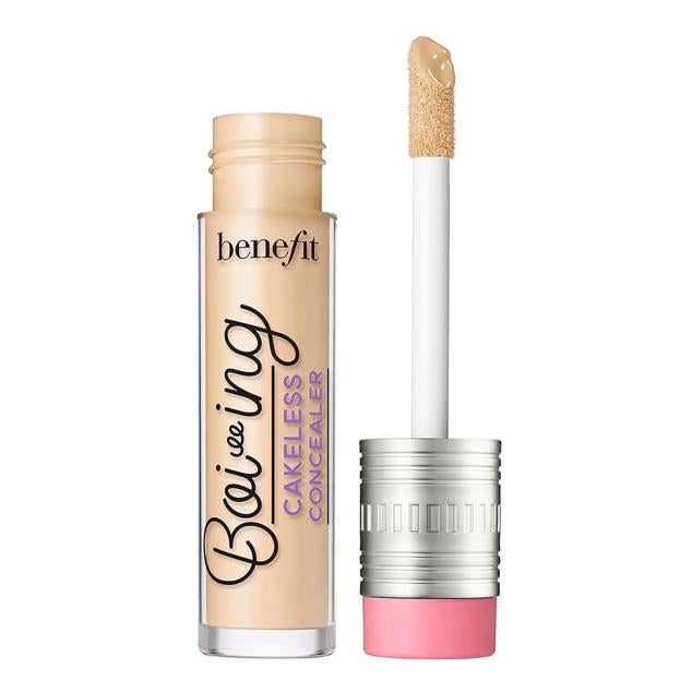Boi-ing Cakeless Concealer de Benefit es un corrector de gran cobertura para disimular ojeras y todo tipo de imperfecciones, sin crear efecto apelmazado, parches, sequedad o cuartear. Su textura líquida favorece el acabado natural y confortables, a la par que tiene una fijación extrema de 24 horas en las que permanece intacto y es una fórmula wateproof. Cómpralo aquí