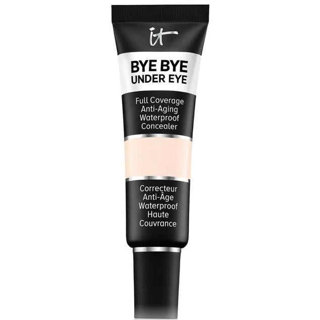 El Bye Bye Under Eye Concealer de It Cosmetics se trata de una fórmula correctora de las ojeras con acción antiedad. Proporciona un acabado natural de larga duración a través de una cobertura altamente pigmentada, pero ligera. Además, resiste al sudor y la humedad y está enriquecido con ácido hialurónico, colágeno hidrolizado, pepino, vitamina C, vitamina E, péptidos y niacinamida, que rejuvenecen por completo el contorno de los ojos. Cómpralo aquí