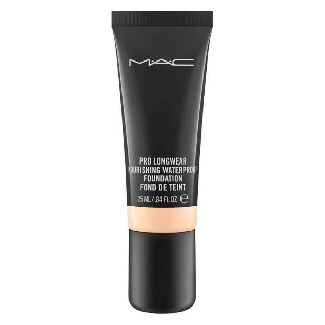 Pro Longwear Nourishing Waterproof Foundation de M.A.C se trata de una base de maquillaje nutritiva, cremosa, con acabado natural y cobertura media que perdura hasta 24 horas y resiste al sudor y la humedad, a presar de su ligereza. Hidrata la piel, ilumina y la deja sedosa gracias a sus pigmentos micronizados, a la vez que la perfecciona para que parezca pasada por un filtro. Cómpralo aquí