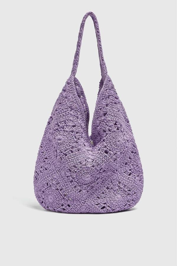 Bolso grande tipo shopper en tejido de crochet con asa de hombro, de Pull&Bear. Está disponible en lila o caldera, rebajado a 15,99 euros.