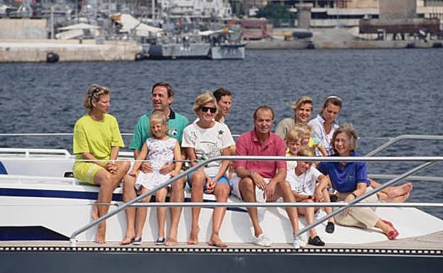 Lady Di junto a su marido, sus hijos y la familia real española, en alta mar en Mallorca.