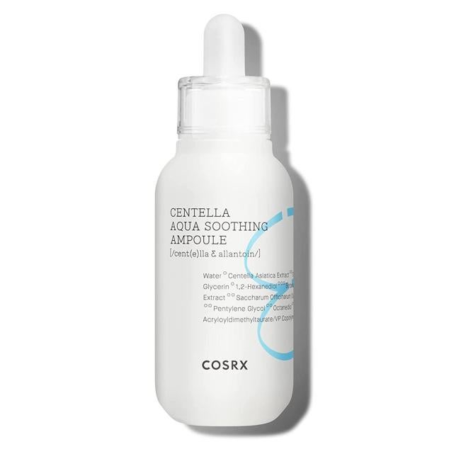 Centella Aqua Soothing Ampoule de COSRX proporciona una alta y duradera hidratación, con una fórmula ligera, refrescante, de rápida absorción y nada grasa que al instante hace que la tez se vea repulpada, luminosa y tersa. Combate el estrés, tonifica, rellena, regenera y elimina la inflamación a través del madecassoside, pantenol, centella asiática, alantoína y extracto de algas. A la vez, promueve la regeneración celular y refuerza la función barrera. Cómpralo aquí